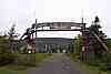 L'entrée du camp.
Image JPEG de 73 Ko, YMM.