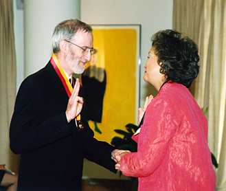 L'abbé Yves-Marie Mélançon décoré par Mme Adrienne Clarkson, Gouverneure générale du Canada.